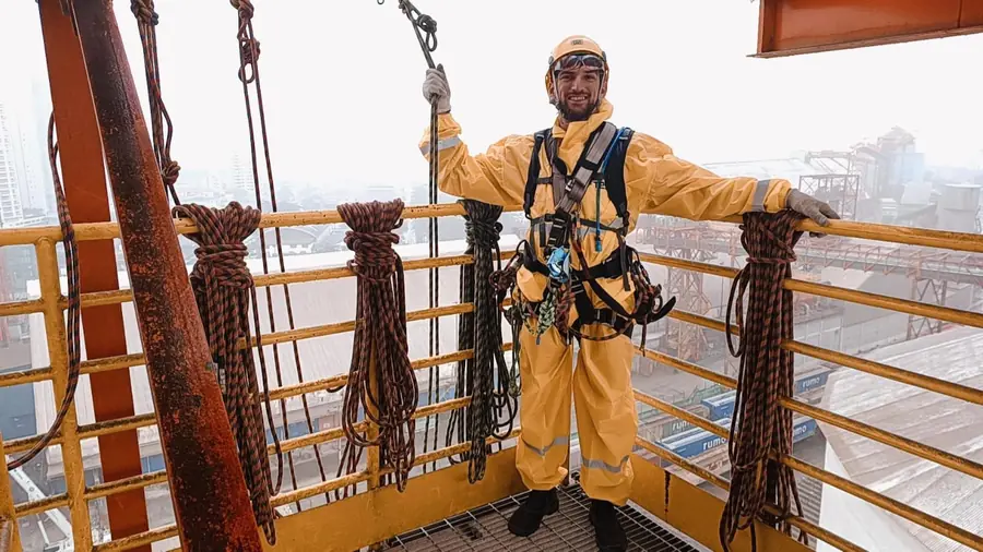 Técnico equipado em plataforma industrial