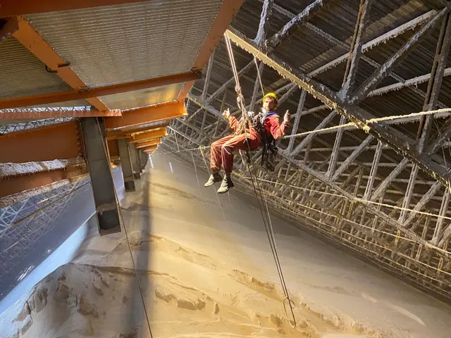 Acesso por cordas em armazém industrial